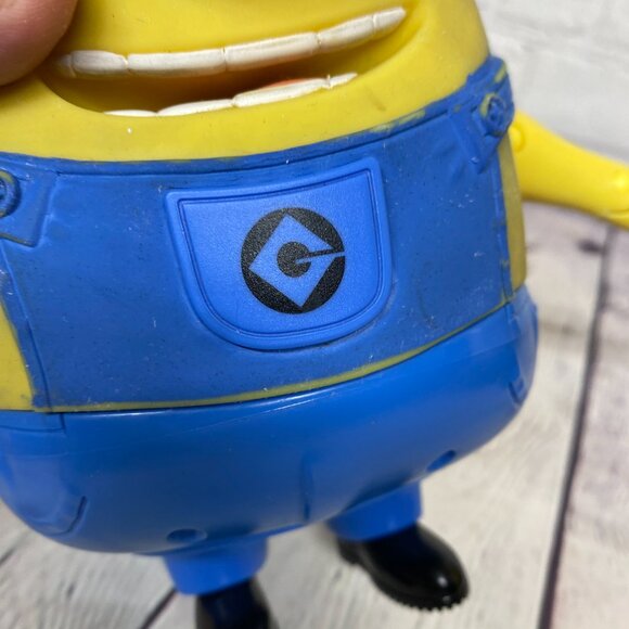 Despicable Me Talking Stuart Minion Toy 8 Inches Tall Used Tested Works - Picture 7 of 12